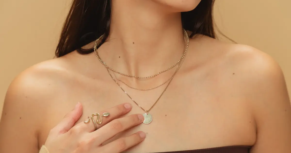 Stylowe naszyjniki typu celebrytka ze stali chirurgicznej – ponadczasowy hit kobiecej biżuterii